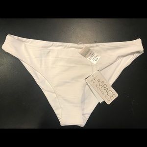 L*space white clear water texture sandy bottom